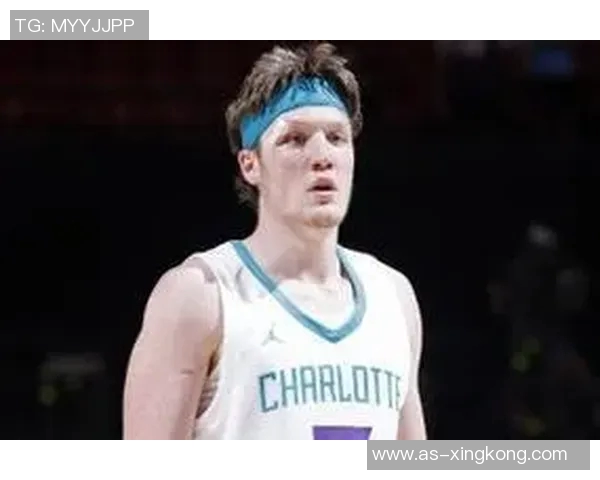 克尼佩尔高中展示母校球衣寄托希望期待他成为学生们的榜样